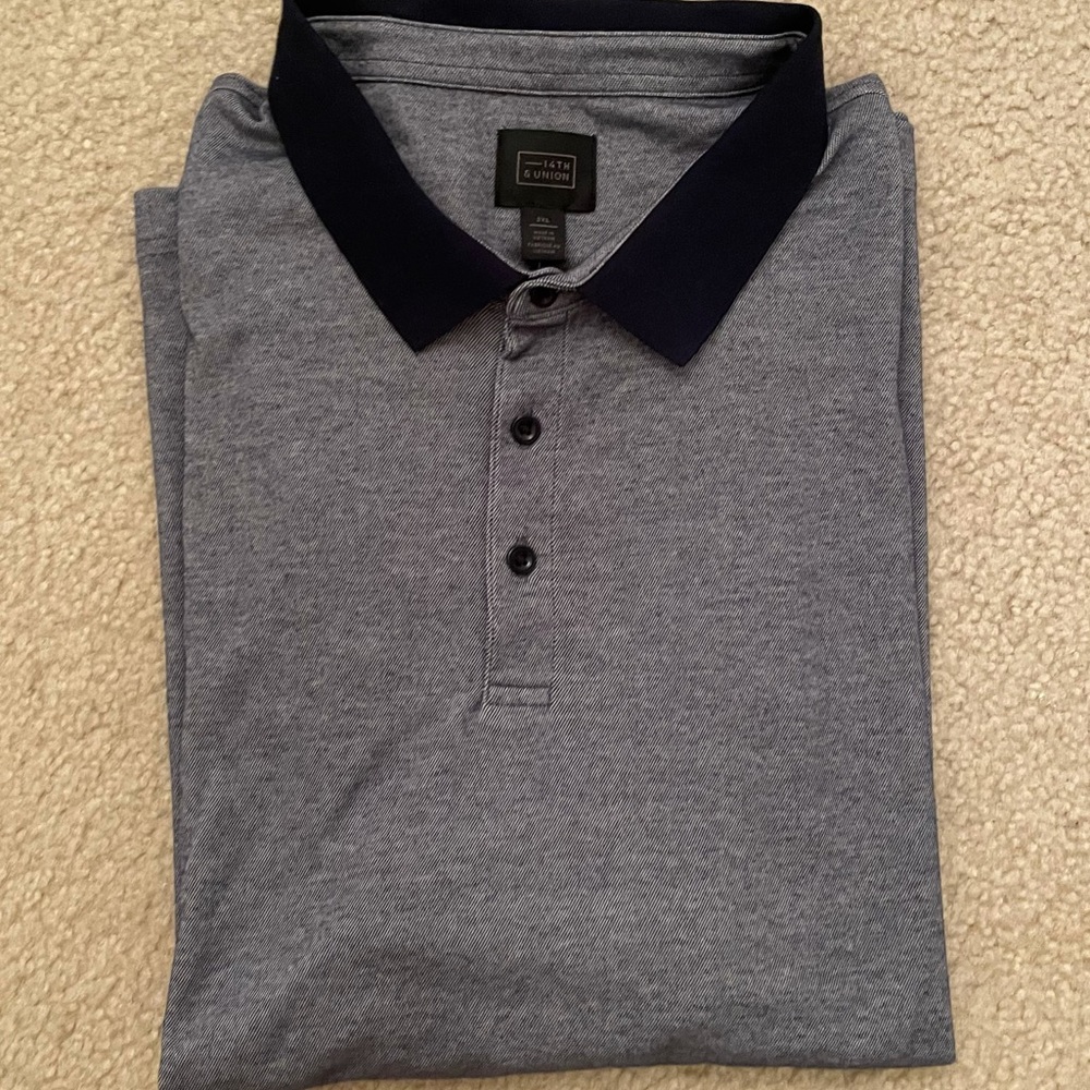 Men’s gray and black polo shirt